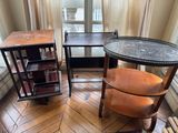 deux petites tables et une petite table dans un coin de la pièce