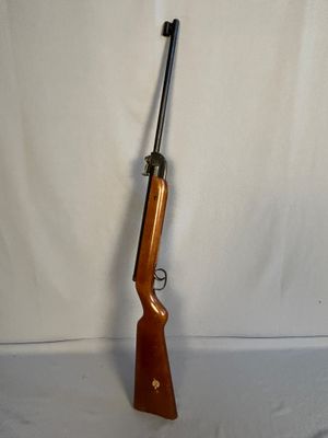 un fusil posé sur une table