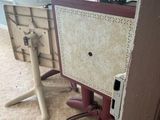 une petite table dans un coin d'une pièce