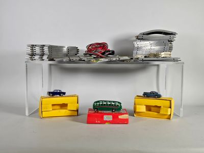 TRIANG-MINIC. Deux voitures, un autocar, deux manettes et parties de r - Photo 1