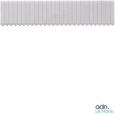 une image représentant un radiateur blanc posé sur un mur blanc