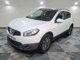 la voiture blanche est garée sur un sol en damier dans le garage