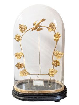 une image représentant une cloche en verre sur laquelle figure un oiseau