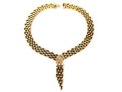 gros plan d'un collier en or sur fond blanc