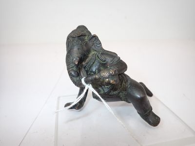 une figurine représentant un éléphant posée sur un socle transparent