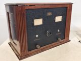 une vieille radio posée sur une table à côté d'un ordinateur portable