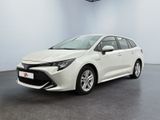 une Toyota Corolla blanche garée dans une grande pièce