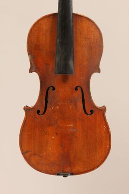 un vieux violon avec un archet sur fond blanc