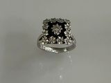 une photo d'une bague sertie de diamants noirs et blancs