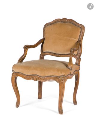 une image représentant une chaise en bois dont l'assise est recouverte d'un tissu beige