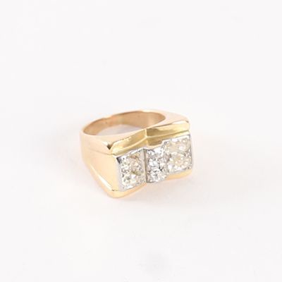 une image représentant une bague en or sertie de trois diamants sur fond blanc