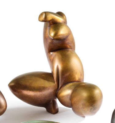 trois œuvres d'art posées sur une table