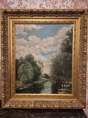 un tableau représentant une rivière, des arbres et des nuages, dans un cadre doré