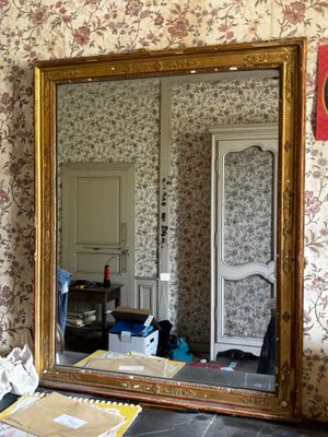 un miroir posé sur une table devant un miroir
