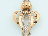 une photo d'une broche en forme d'ange sertie de diamants et de saphirs