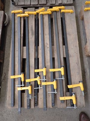 de nombreuses pièces de bois posées sur une palette
