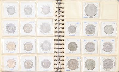 un livre ouvert sur lequel sont posées plusieurs pièces de monnaie