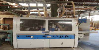 une machine qui se trouve à l'intérieur d'un bâtiment