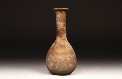 Unguentarium ou Balsamaire en terre cuite, la panse arrondie…