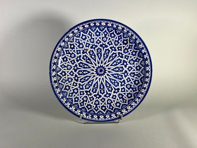 une assiette bleue et blanche ornée d'un motif complexe