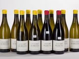 six bouteilles de vin sont alignées sur une surface blanche