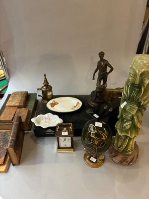 une table sur laquelle se trouvent de nombreux objets différents
