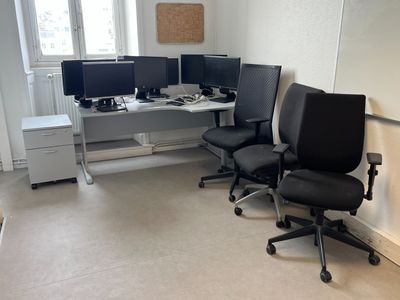 Bureau, caisson en mélaminé gris, 2 fauteuils et une chaise …