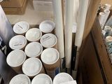 de nombreux rouleaux de papier, des gobelets et d'autres articles dans une boîte