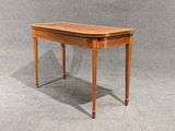 une vieille table en bois surmontée d'un petit tiroir