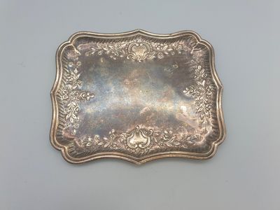 une assiette en argent antique avec un motif décoratif