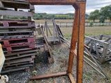 un tas de vieilleries dans une cour, avec une structure en bois