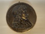 an image of a medal with a man ' s face on it