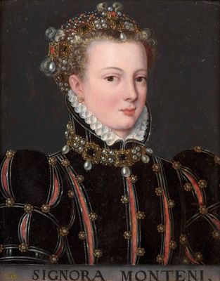 portrait d'une femme vêtue d'une robe noire et rouge, avec des perles sur la tête