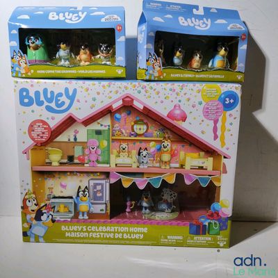 deux jouets qui se trouvent dans la boîte posée sur la table