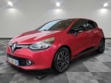 une voiture rouge garée dans un garage au sol en damier
