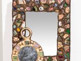 une photo d'un miroir sur lequel figure l'image d'un chat