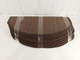 six sets de table marron recouverts d'une pellicule en plastique transparent, posés sur une surface blanche