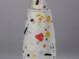 une image représentant un vase blanc orné d'un motif coloré