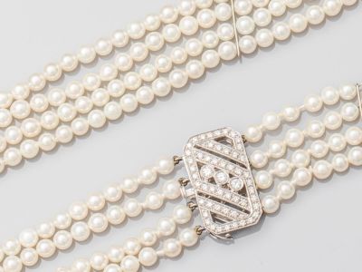 collier de perles à trois rangs avec fermoir en diamant