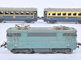 trois petits trains assis côte à côte sur une surface blanche