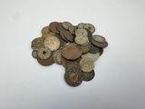 une pile de vieilles pièces de monnaie sur une surface blanche