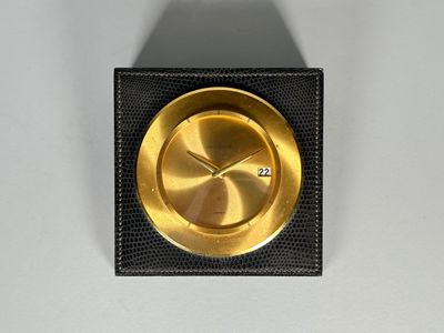 une horloge noire et dorée sur un fond blanc