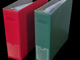deux classeurs, un rouge et un vert, posés l'un à côté de l'autre