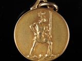 une image représentant une médaille d'or et un homme à cheval