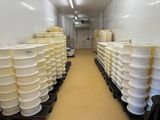 de nombreux seaux blancs empilés les uns sur les autres dans une pièce