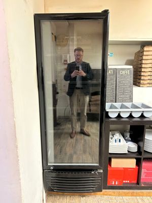 un homme se prenant en photo dans le miroir
