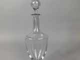 carafe en verre transparent ornée d'une boule en argent sur le goulot