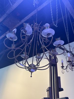 Lustre en métal doré à huit bras de lumière à décor d'enroul…