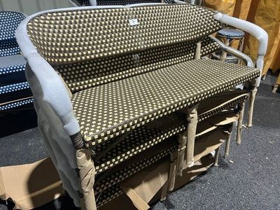 un canapé posé sur un chariot dans une pièce