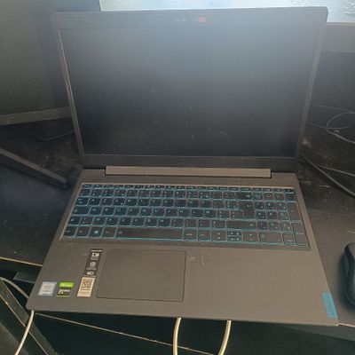 un ordinateur portable posé sur un bureau, avec une souris dessus